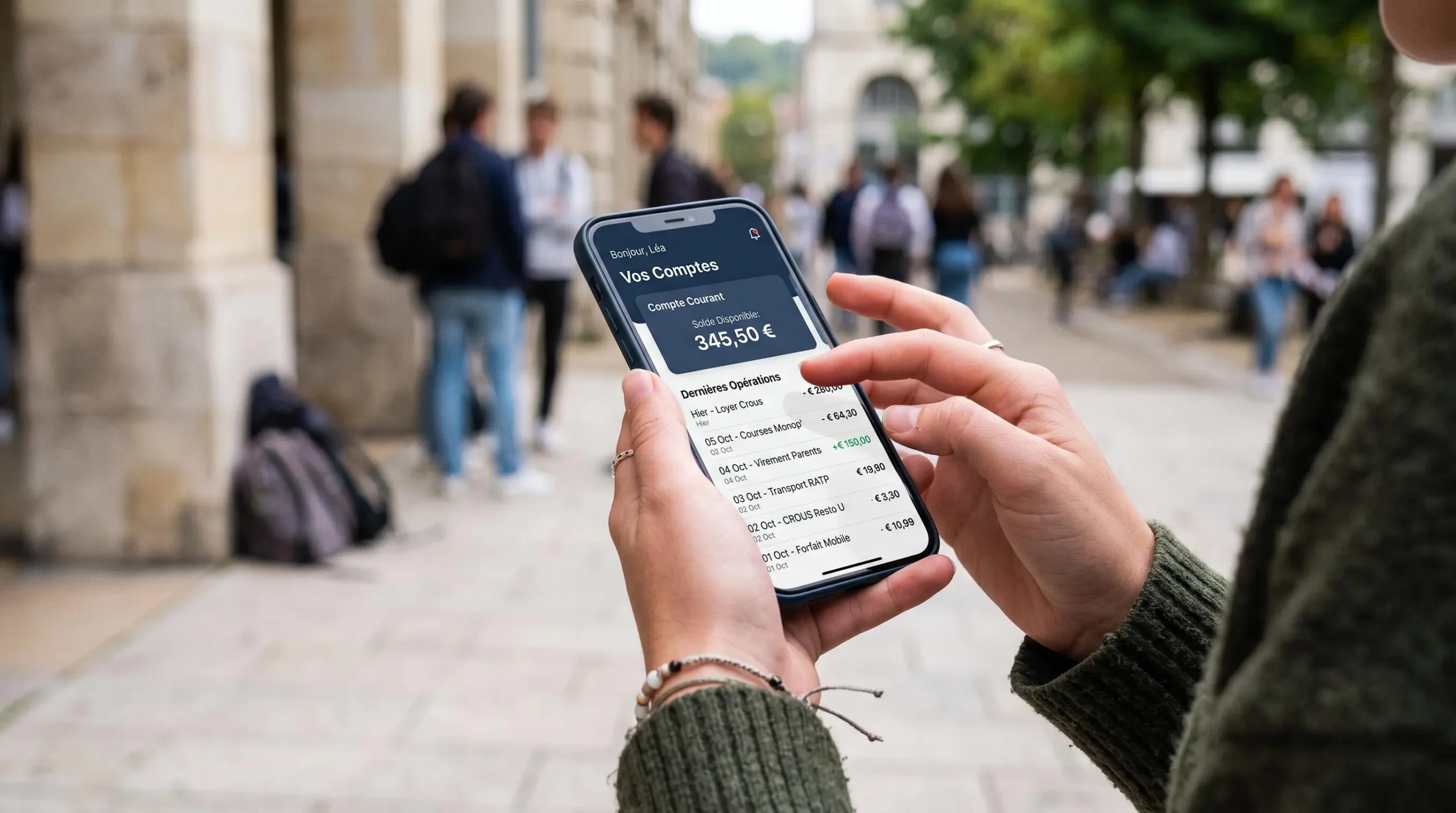 Un étudiant consulte son application bancaire mobile sur son smartphone pour vérifier son compte et gérer son budget